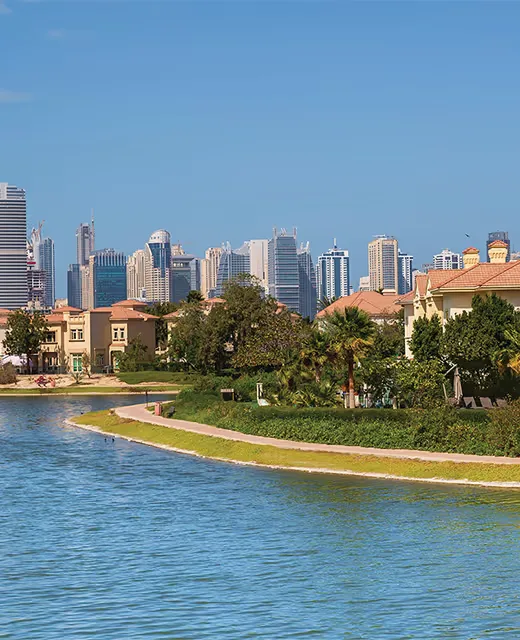 Jumeirah Islands: community buildings and surroundings