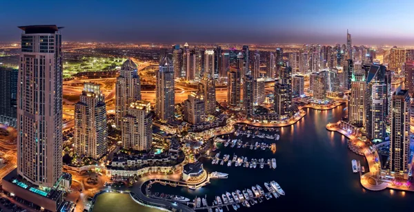 Dubai Marina: community buildings and surroundings