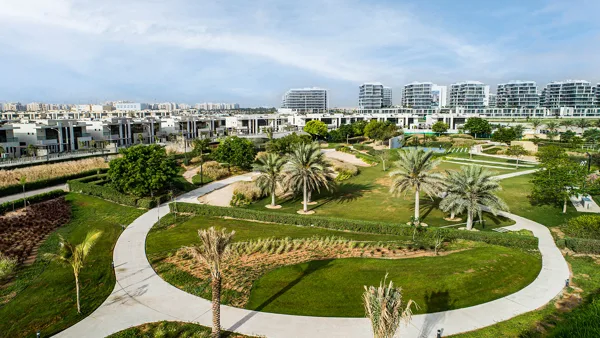DAMAC Hills: community buildings and surroundings