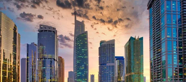 Jumeirah Lakes Towers (JLT): community buildings and surroundings